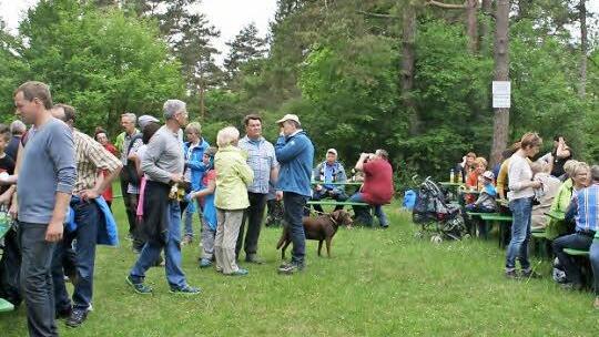 Bier und Bratwurst gab es zum Abschluss der Premierenwanderung am Abenteuerspielplatz. Foto: Werner Vogel