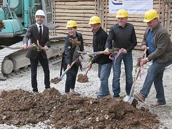 Der Spatenstich verläuft nicht ganz synchron. Dennoch ist der Elan der Beteiligten deutlich abzulesen. Von links: Jürgen Fiedler, Leiter der Stadtwerke, Bürgermeisterin Christiane Meier, Harald Herbach (Stadtwerke), Planer Alexander Dörrschmidt und Heinz Braunersreuther von der Firma Diersch-Bau.  Foto: Josef Hofbauer