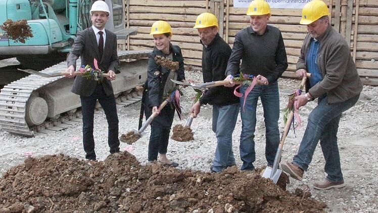 Der Spatenstich verläuft nicht ganz synchron. Dennoch ist der Elan der Beteiligten deutlich abzulesen. Von links: Jürgen Fiedler, Leiter der Stadtwerke, Bürgermeisterin Christiane Meier, Harald Herbach (Stadtwerke), Planer Alexander Dörrschmidt und Heinz Braunersreuther von der Firma Diersch-Bau.  Foto: Josef Hofbauer