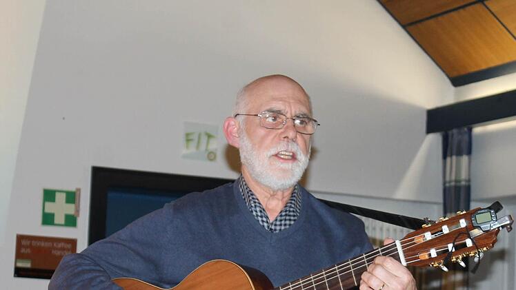 Rolf Ospel singt Wandervogellieder und spielt dazu Gitarre.