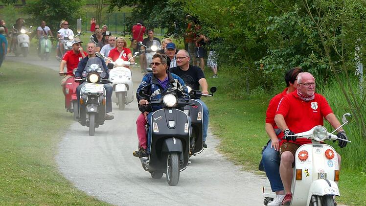 Ein Anblick, der Rollerherzen höher schlagen lässt: Ausfahrt der 75 Vespas rund um den Trebgaster Badesee.