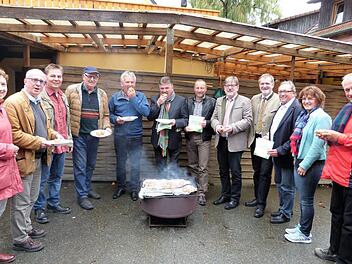 Am Lagerfeuer wurden die Bio-Kartoffeln vom Rangabauern mit weißem Käse und Butter verzehrt. Von links Barbara Semlinger, Bürgermeister Stephan Heckel-Michel, Frank Eschenbacher, Dieter Eschenbacher, Bürgermeister Werner Diersch, Landrat Klaus Peter Söllner, Klaus Schaumberg und Direktor Guido Winter vom Landwirtschaftsamt, Vorstand Dieter Bordihn, stellvertretender Landrat Dieter Schaar, Elke Sendelbeck vom Fachzentrum Diversifizierung und Strukturentwicklung in Münchberg und Zweiter  Bürge...