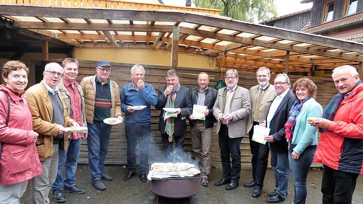 Am Lagerfeuer wurden die Bio-Kartoffeln vom Rangabauern mit weißem Käse und Butter verzehrt. Von links Barbara Semlinger, Bürgermeister Stephan Heckel-Michel, Frank Eschenbacher, Dieter Eschenbacher, Bürgermeister Werner Diersch, Landrat Klaus Peter Söllner, Klaus Schaumberg und Direktor Guido Winter vom Landwirtschaftsamt, Vorstand Dieter Bordihn, stellvertretender Landrat Dieter Schaar, Elke Sendelbeck vom Fachzentrum Diversifizierung und Strukturentwicklung in Münchberg und Zweiter  Bürge...