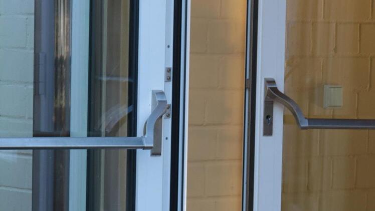 Nach der Erhöhung des Bodenniveaus durch Fliesen im Eingang und Anheben des Pflasters vor der Eingangstür um etwa 4 Zentimeter an wird das Haus dann fertig und barrierefrei sein.