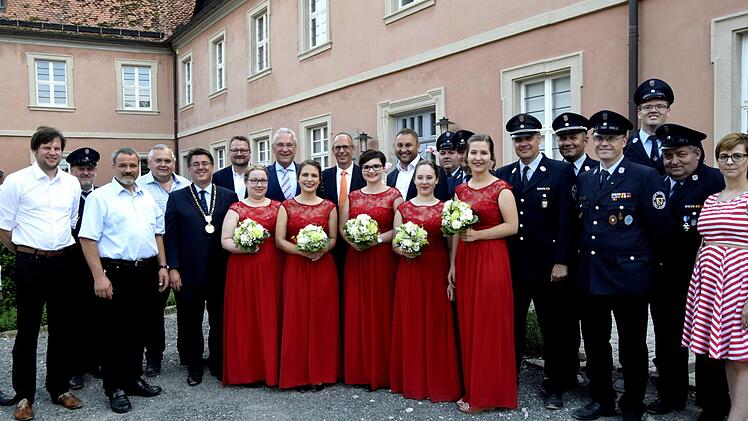 Vor der Umweltstation Weismain begrüßten die Ehrendamen den Minister (von links): Sonja, Lisa, Julia, Helena, Nadine.Foto: Andreas Welz