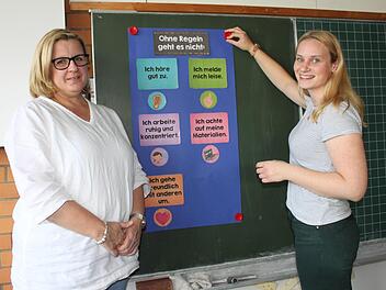 Sonderpädagogin Martina Partheymüller (links) leitet die Stütz- und Förderklasse. Sozialpädagogin Tina Müller (rechts) gehört zum Team, das intensiv mit den Kindern und ihren Eltern arbeitet.  Ramona Popp