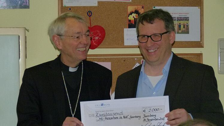 Peter Klein, Leiter des Treffpunkts "Menschen in Not" freute sich über den bischöflichen Scheck.                            Foto: Marion Krüger-Hundrup