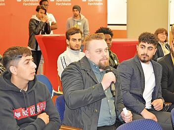 Kfz-Meister Oliver Markeli (mit Mikrofon) schildert Probleme bei der Besch&auml;ftigung von Fahim Rasaoli (links neben ihm) Fotos: Franka Struve