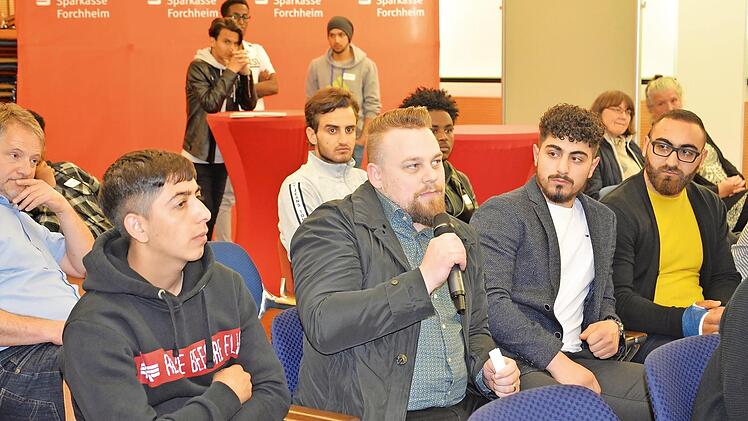 Kfz-Meister Oliver Markeli (mit Mikrofon) schildert Probleme bei der Besch&auml;ftigung von Fahim Rasaoli (links neben ihm) Fotos: Franka Struve