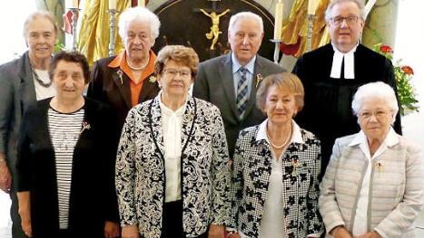 Gnadene Konfirmation (70 Jahre) feierten (vorne, von links) Anna Weber, Marga Puschmann, Emma Stöcker, Anni Geißler; (hinten, von links) Herlinde Fleischmann, Sieglinde Beck, Rudolf Wagner, Pfarrer Peter Ahrens.  Foto: Dieter Hübner
