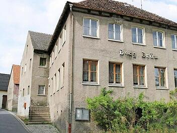 Wo jetzt der Dorfplatz (Bild ganz oben) ist, stand bis ins dieses Jahrzehnt das ehemalige Brauerei Gasthaus (Berg-) J&auml;ck-Br&auml;u Foto: Robert-N&uuml;&szlig;lein