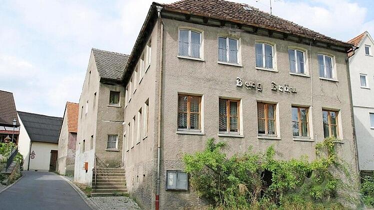 Wo jetzt der Dorfplatz (Bild ganz oben) ist, stand bis ins dieses Jahrzehnt das ehemalige Brauerei Gasthaus (Berg-) J&auml;ck-Br&auml;u Foto: Robert-N&uuml;&szlig;lein