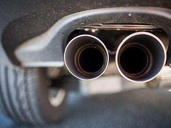 Fridays for Hubraum: Via Facebook wächst derzeit der Protest gegen den Protest. Viele Autofahrer fühlen sich als Sündenbock in der Klimaschutz-Debatte. Symbolfoto: Julian Stratenschulte/dpa