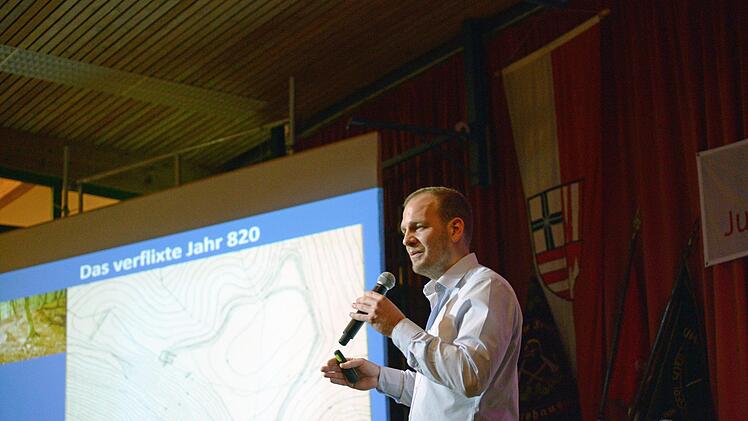 Bastian Reusch stellte die von ihm verfasste Ortschronik vor.  Foto: Melanie Edelmann