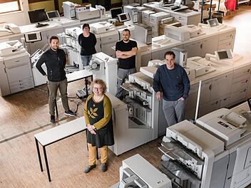 In der neuen Druckerei (vorne): Sylvia Maria und Norbert Latussek sowie Daniel und Benjamin Hirsch und Martina Unsleber.