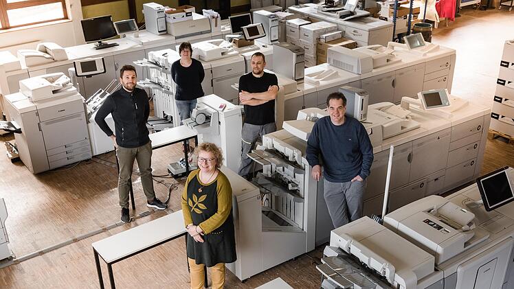 In der neuen Druckerei (vorne): Sylvia Maria und Norbert Latussek sowie Daniel und Benjamin Hirsch und Martina Unsleber.