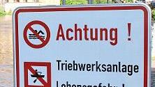 Warnhinweis am Kanal