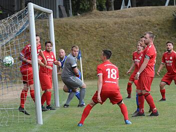 Es hat "gedennert": Gleich sieben Spieler des FV Rannungen/Pfändhausen/Holzhausen können nicht verhindern, dass Stefan Denner (hinten) den FC WMP Lauertal per Kopf mit 1:0 in Führung bringt. Foto: ssp