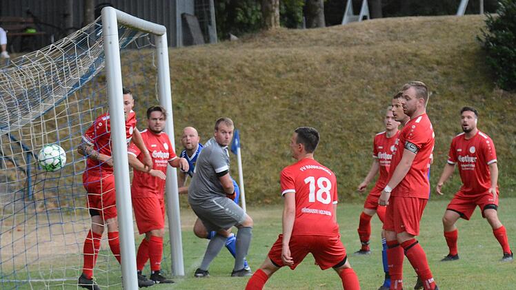 Es hat "gedennert": Gleich sieben Spieler des FV Rannungen/Pfändhausen/Holzhausen können nicht verhindern, dass Stefan Denner (hinten) den FC WMP Lauertal per Kopf mit 1:0 in Führung bringt. Foto: ssp