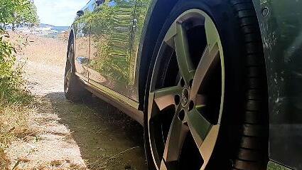 Der Pkw sollte nicht auf trockenen Wiesen geparkt werden, denn das Gras kann sich am heißen Katalysator entzünden.