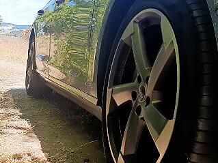 Der Pkw sollte nicht auf trockenen Wiesen geparkt werden, denn das Gras kann sich am heißen Katalysator entzünden.