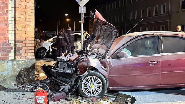 Autos krachten in Hauswand in Hof
