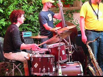 Heiße Rhythmen zwischen Blumenkästen und Sonnenschirm: Die Musiker spielen statt auf einer Bühne vor dem Gasthaus. Foto: privat