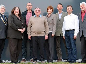 Wolfgang Back und seine beiden Stellvertreter mit den Räten, die künftig nicht mehr im Gremium sein werden: Waltraud Schill-Rückert, stellvertretender Bürgermeister Andreas Sandwall, Wolfgang Schultze, Gabriele Stummer, 3. Bürgermeister Holger Tillmann, Joachim Zehnter und Paul Schmitt. Michael Trümbach fehlt auf dem Bild. Foto: Björn Heim