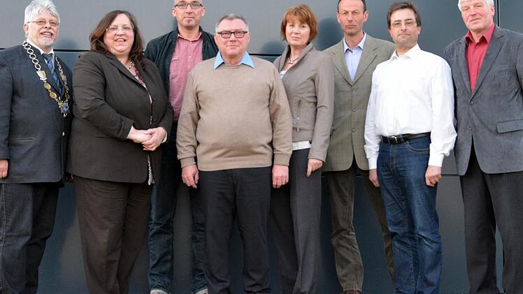 Wolfgang Back und seine beiden Stellvertreter mit den Räten, die künftig nicht mehr im Gremium sein werden: Waltraud Schill-Rückert, stellvertretender Bürgermeister Andreas Sandwall, Wolfgang Schultze, Gabriele Stummer, 3. Bürgermeister Holger Tillmann, Joachim Zehnter und Paul Schmitt. Michael Trümbach fehlt auf dem Bild. Foto: Björn Heim