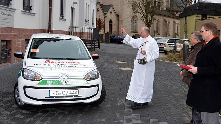 Diakon Klaus Eckert segnet das neue Fahrtzeug. Foto: Rauch