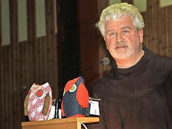 Pater Christoph Kreitmeir sprach in der Adam-Riese-Halle vor 250 Besuchern über die Kraft der Gefühle und Emotionen.  Foto: Gerda Völk