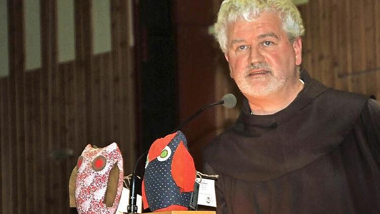 Pater Christoph Kreitmeir sprach in der Adam-Riese-Halle vor 250 Besuchern über die Kraft der Gefühle und Emotionen.  Foto: Gerda Völk
