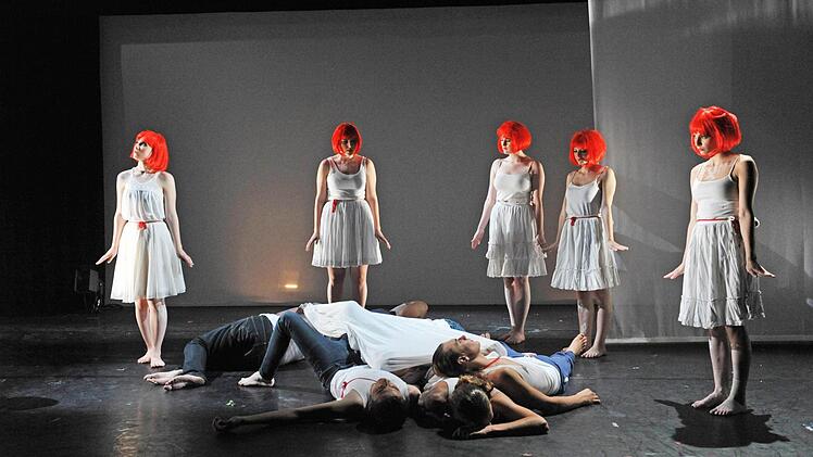 Szene aus "Tristan und Isolde" mit dem Jugendclub des Landestheaters in der Reithalle.Foto: Andrea Kremper