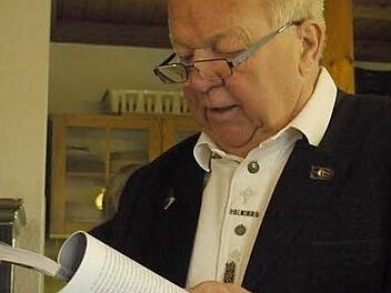 Peter Ott will den Erlös aus dem Buchverkauf dem Höchstadter Heimatverein spenden. Foto: Pauline Lindner
