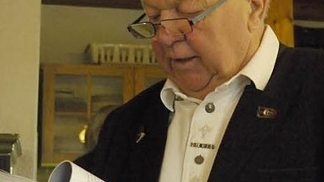 Peter Ott will den Erlös aus dem Buchverkauf dem Höchstadter Heimatverein spenden. Foto: Pauline Lindner