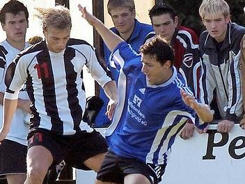 Vor zehn Jahren kickte Ren&eacute; Schrettenbrunner im Trikot des SV Buckenhofen in der Bezirksoberliga (hier gegen die SpVgg He&szlig;dorf). Am Sonntag trifft er mit dem TSV R&ouml;ttenbach auf seinen fr&uuml;heren Verein. Dort ist Helmut Wolff Trainer, der 2008/2009 vier Eins&auml;tze in R&ouml;ttenbachs Reserve hatte.  Foto: Archiv