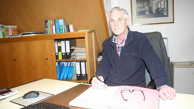 Nach fast 40 Dienstjahren in der Gemeinde Lautertal verabschiedet sich Horst Engelhardt nun in den Ruhestand. Im Hintergrund ist das Bild vom Lutherzimmer der Veste Coburg zu sehen, das f&uuml;r Engelhardt eine tiefere Bedeutung hat. Foto: Martin Rebhan