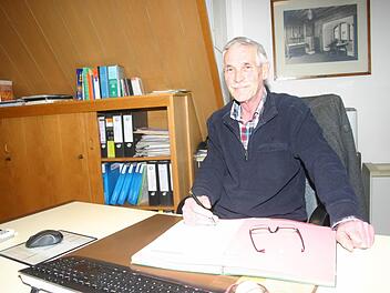 Nach fast 40 Dienstjahren in der Gemeinde Lautertal verabschiedet sich Horst Engelhardt nun in den Ruhestand. Im Hintergrund ist das Bild vom Lutherzimmer der Veste Coburg zu sehen, das für Engelhardt eine tiefere Bedeutung hat. Foto: Martin Rebhan