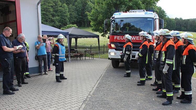 Gruppenführer Michael Walz bei der Einweisung seiner Truppe.