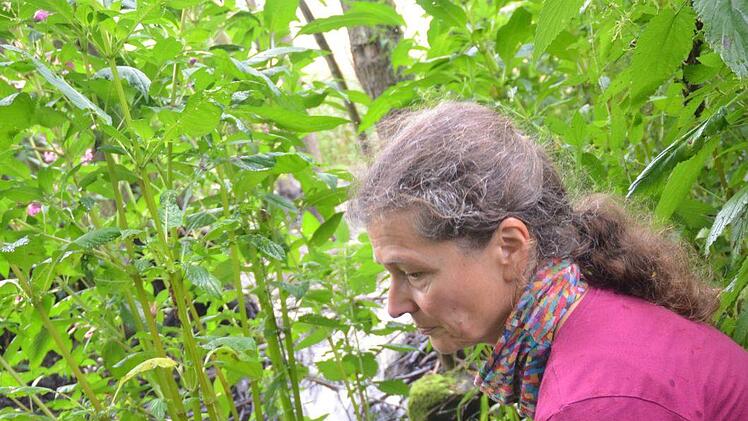 Heike Hess am Bibergewässer.