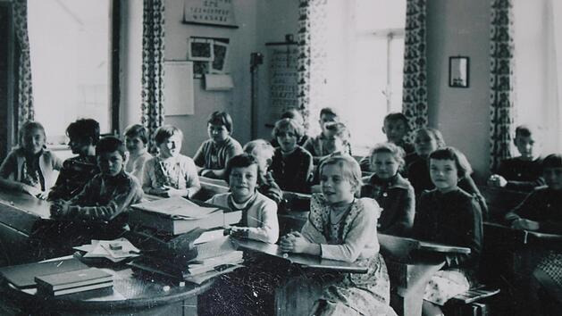 Das Foto zeigt vorne in der Mitte Hildegard Lang, rechts am Rand Regina St&ouml;&szlig;el. Fotos: privat/Archiv