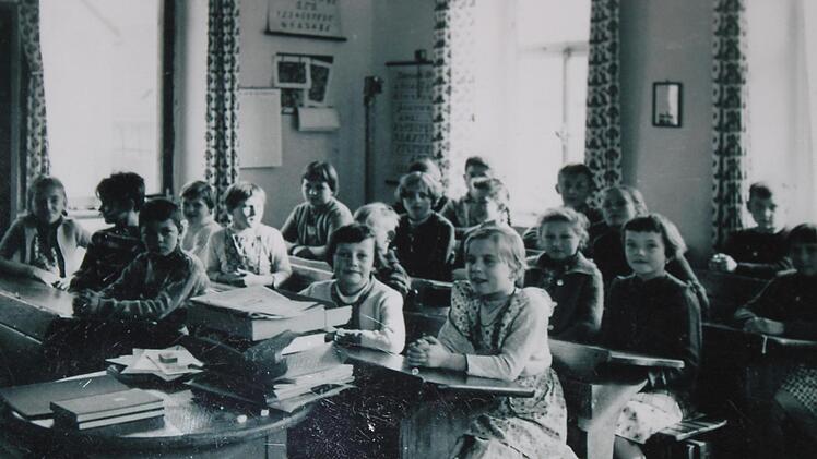Das Foto zeigt vorne in der Mitte Hildegard Lang, rechts am Rand Regina Stößel. Fotos: privat/Archiv