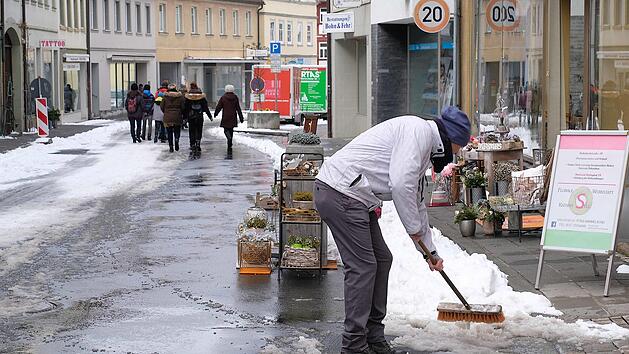 Schnee zum Fr&uuml;hjahrsmarkt. Das hat einige H&auml;ndler abgeschreckt. Sie sind erst gar nicht nach Hammelburg gekommen. Andere mussten erst einmal Schnee r&auml;umen.  Foto: Gerd Schaar