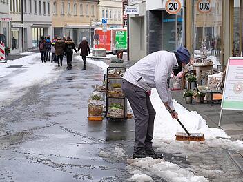 Schnee zum Frühjahrsmarkt. Das hat einige Händler abgeschreckt. Sie sind erst gar nicht nach Hammelburg gekommen. Andere mussten erst einmal Schnee räumen.  Foto: Gerd Schaar