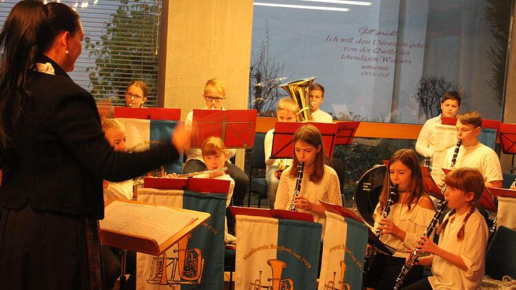 Elke Höhn übernahm mit der Bläserklasse den Konzertauftakt. Der Nachwuchs präsentierte sich mit der Feuerwerksmusik und mit Weihnachtsweisen wie "Rudolph" und "Let it snow" in Bestform. Foto: Sonny Adam
