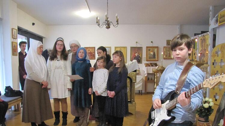 Viele Männer und Frauen, Kinder und Jugendliche gestalteten den  Festgottesdienst zu Weihachten und die Nachfeier in der orthodoxen Kirche  St. Seraphim im alten Coburger Vorstadtquartier Stets am Bach. Foto:  Martin Koch
