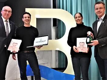 Bürgermeister Andreas Sandwall (von links), die Mediengestalter Daniel und Marion Schneider (Hd7B Medien) sowie Kurdirektor und Geschäftsleiter Thomas Beck präsentierten das neue Erscheinungsbild des Marktes und Staatsbades Bad Bocklet. Foto: Sigismund von Dobschütz