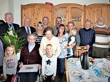 Seit 65 Jahren sind Bruno und Ruth Riegel verheiratet. Unser Bild zeigt das Jubelpaar mit Bürgermeister Günther Hübner und Kreisrat Wilfried Löwinger (Zweiter und Dritter von links) im Kreise der Familie und weiterer Gratulanten.  Foto: Werner Reißaus