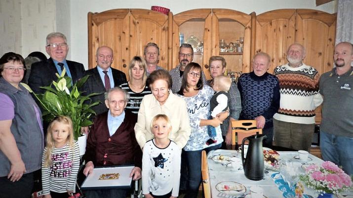 Seit 65 Jahren sind Bruno und Ruth Riegel verheiratet. Unser Bild zeigt das Jubelpaar mit Bürgermeister Günther Hübner und Kreisrat Wilfried Löwinger (Zweiter und Dritter von links) im Kreise der Familie und weiterer Gratulanten.  Foto: Werner Reißaus