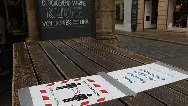 Mit einer Vielzahl von Warntafeln reagieren Bambergs Wirte auf die Corona-Anforderungen. Manche unterlassen es freilich auch.  Foto: Barbara Herbst